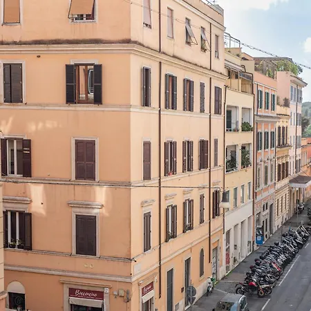 Colosseo Terrestre روما
